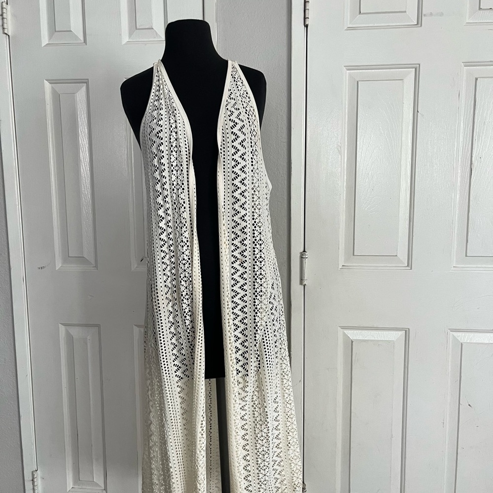 Delicate White Shawl with Lace Pattern and Airy Design Sz XL